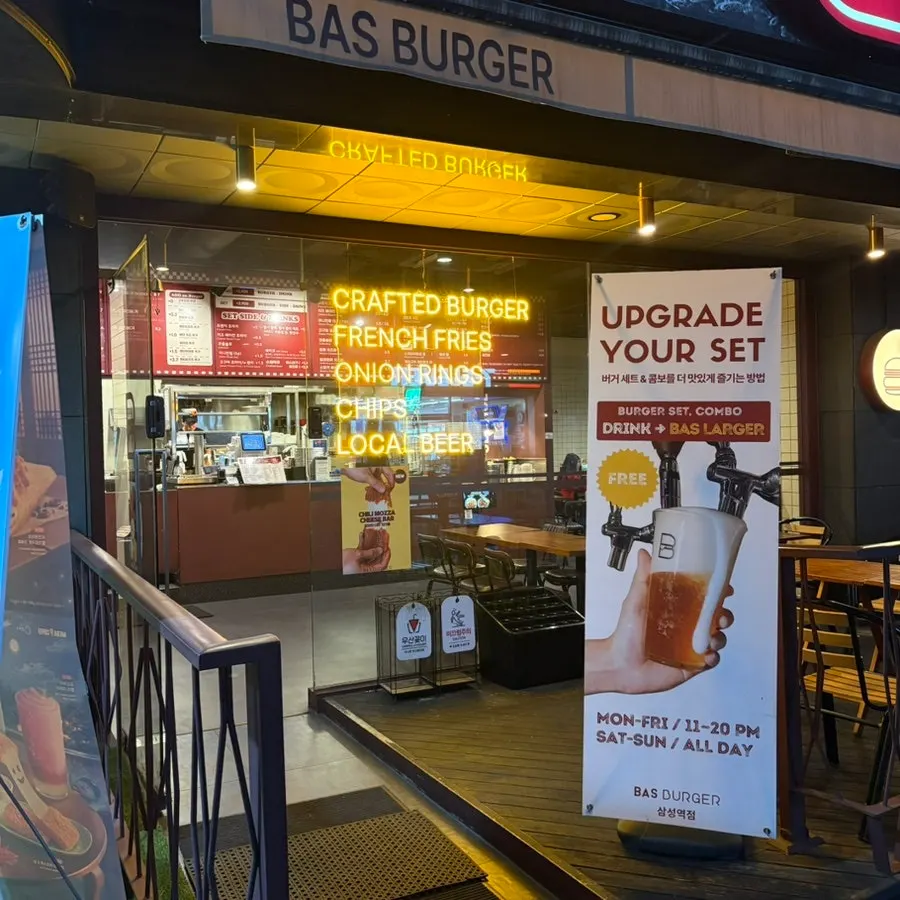 Outdoor seating at Bas Burger Samseong Station Branch