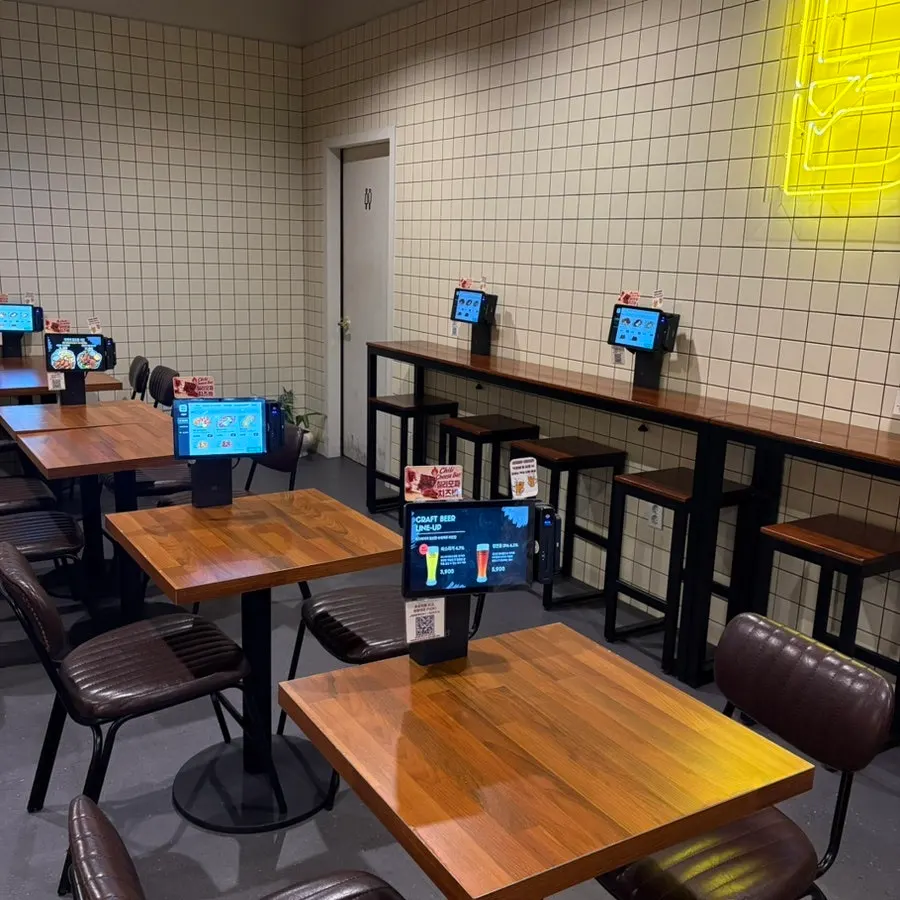 Spacious interior of Bas Burger Samseong Station Branch