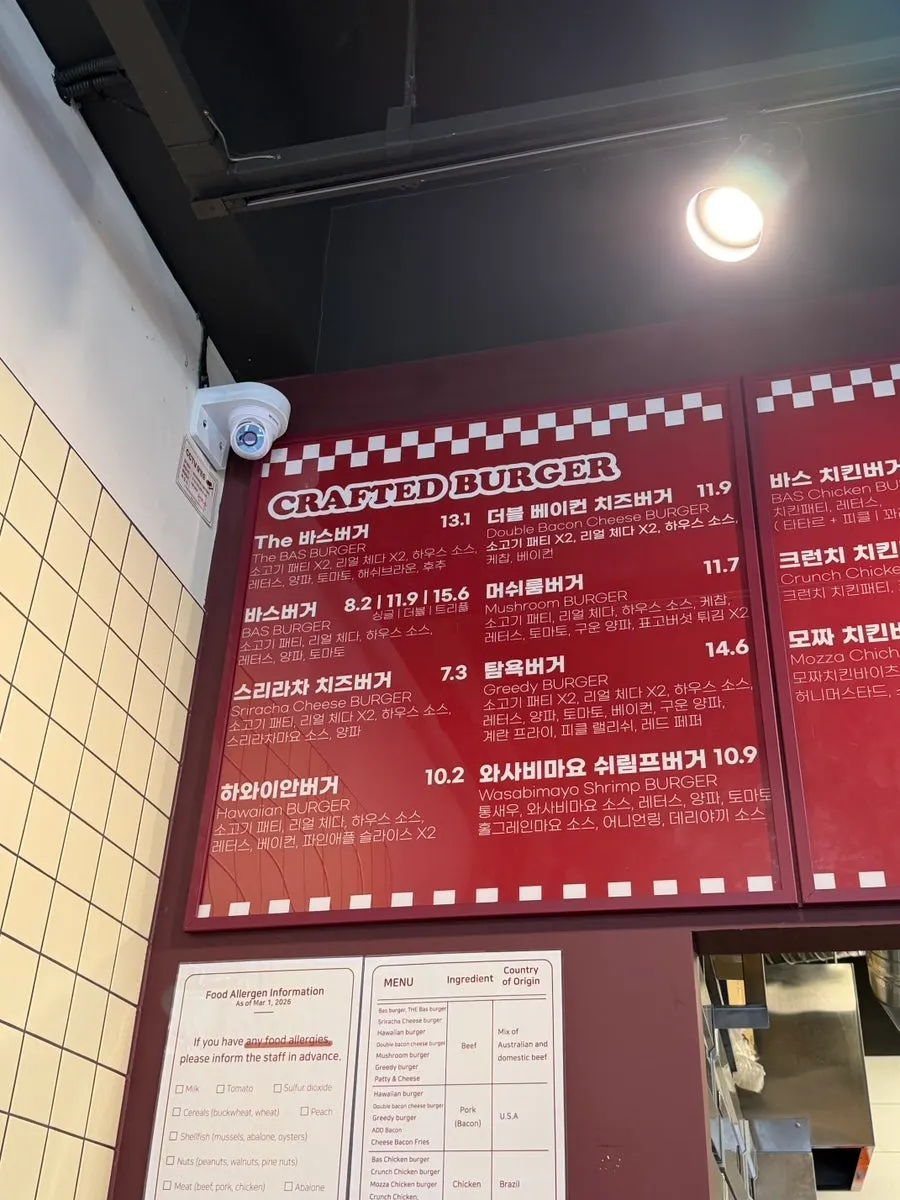 테이블에 놓인 수제버거 세트 두 개