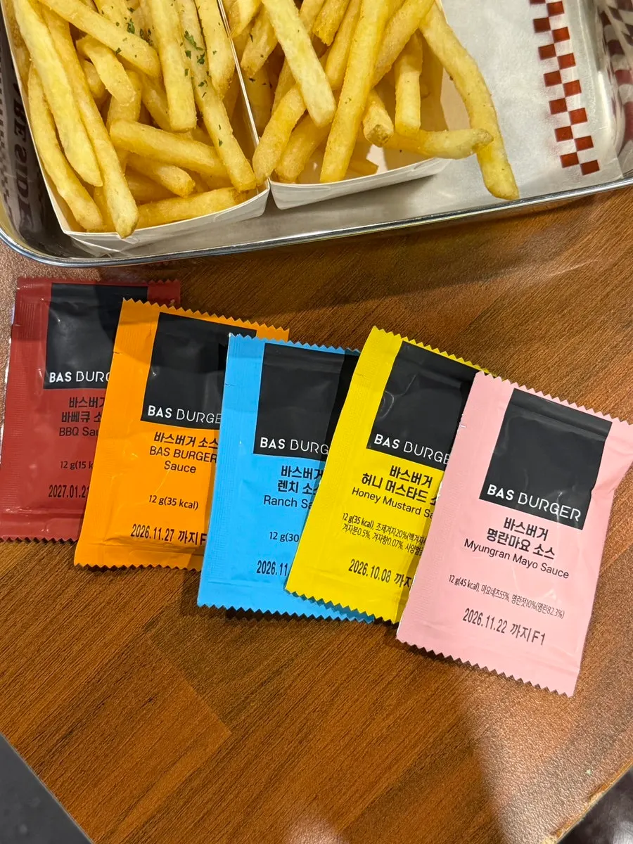 금요일 저녁 바스버거 삼성역점 테이블
