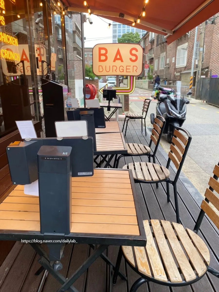 Bas Burger's exterior matching the Seongsu-dong street atmosphere