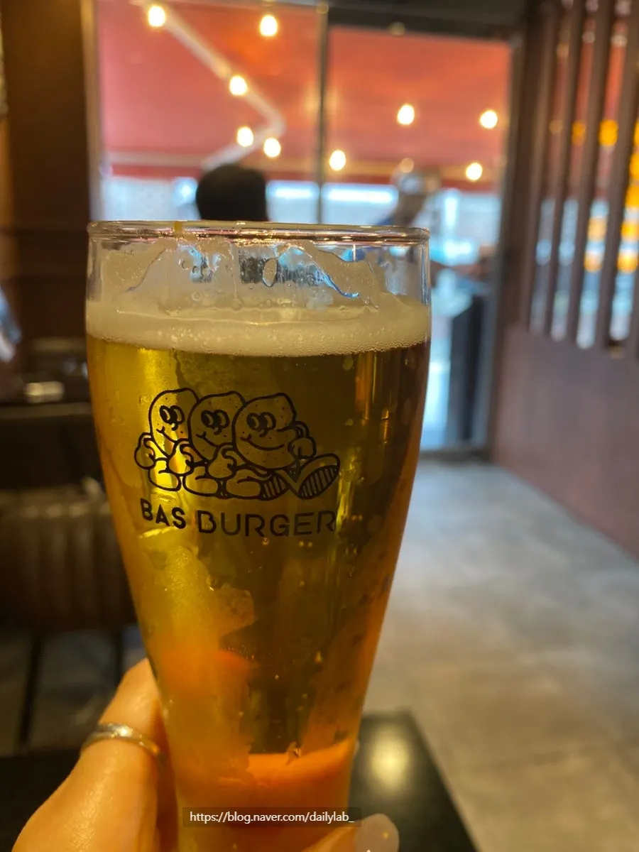 Beer at Bas Burger Seongsu served in a pretty glass