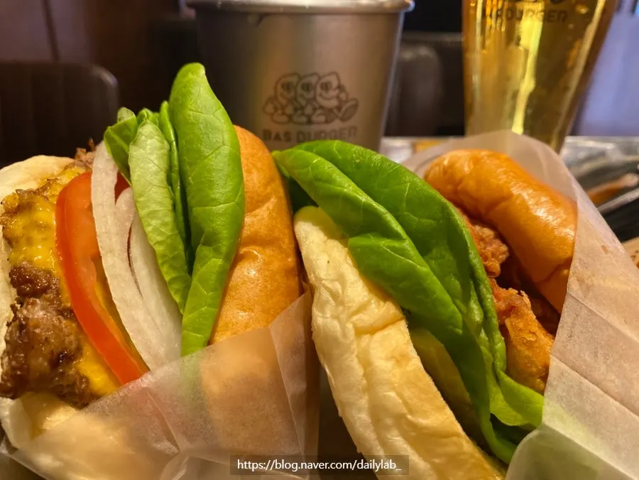 Table with the Bas Burger and chicken burger set