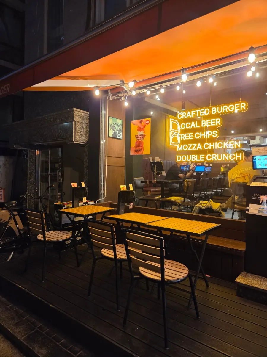 Fachada de Bas Burger Seongsu y vista de la terraza