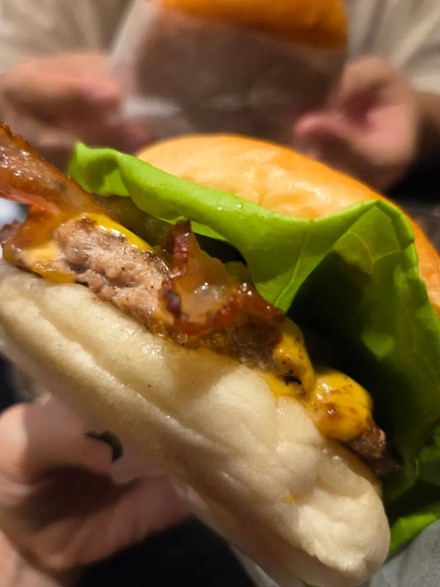 Corte transversal de la hamburguesa doble bacon con queso de Bas Burger