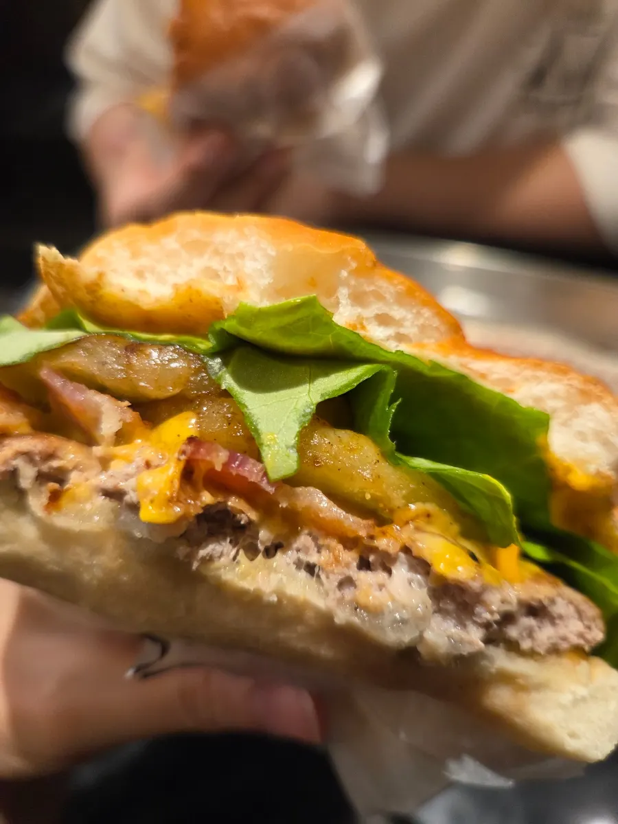 Hamburguesa hawaiana de Bas Burger con piña