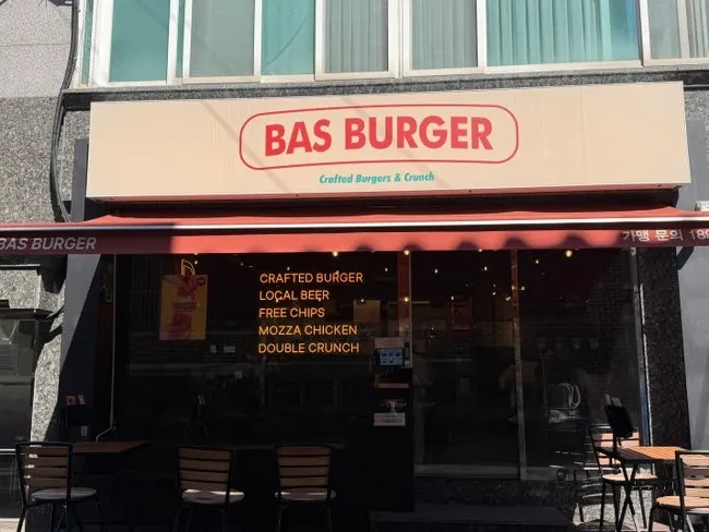 Entrance of Bas Burger Seongsu near Exit 7 of Ttukseom Station