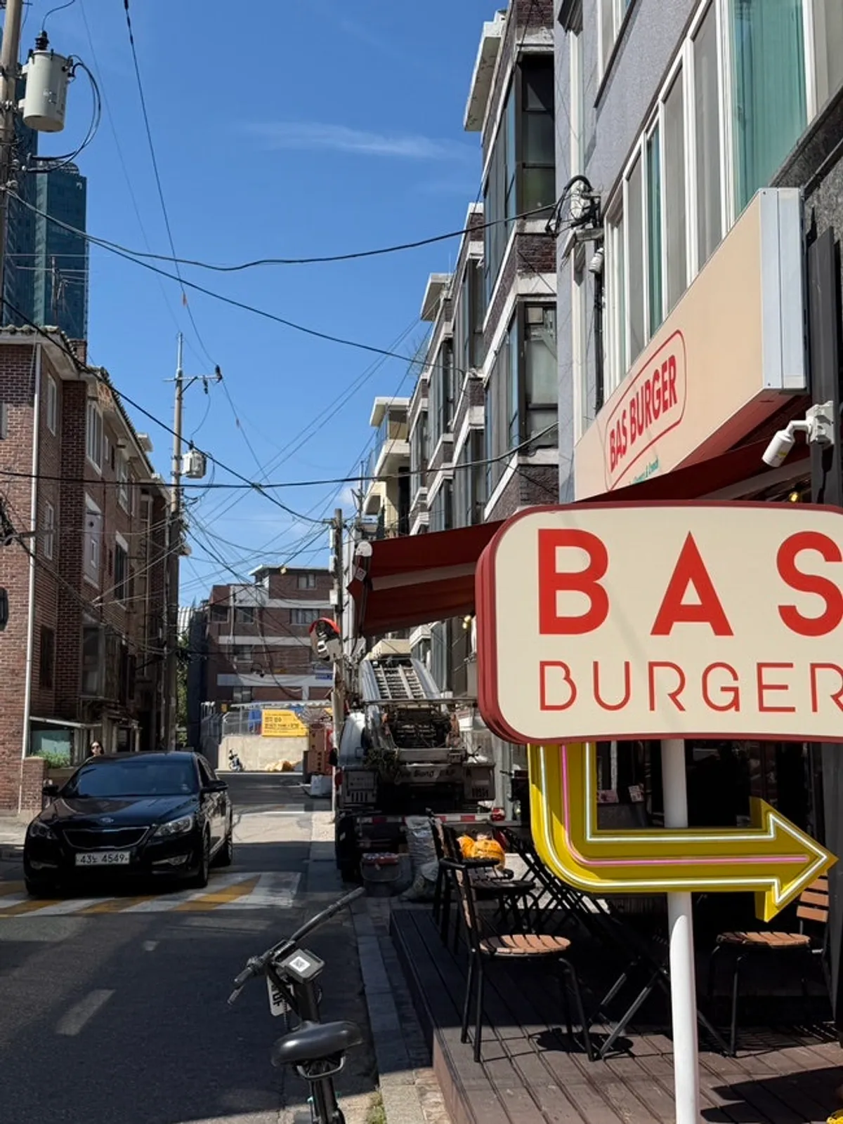 Vertical shot of Bas Burger Seongsu exterior near Seoul Forest