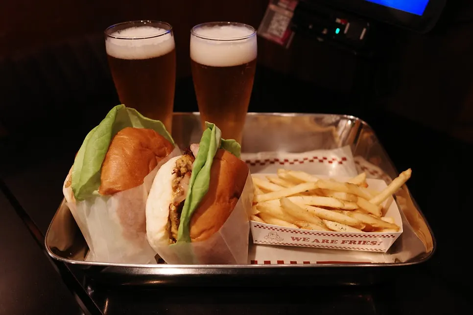 Entrance of Bas Burger Seongsu in the alley near Ttukseom Station