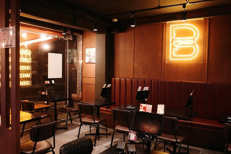 Bas Burger Seongsu dining hall with tables for 2 and 4
