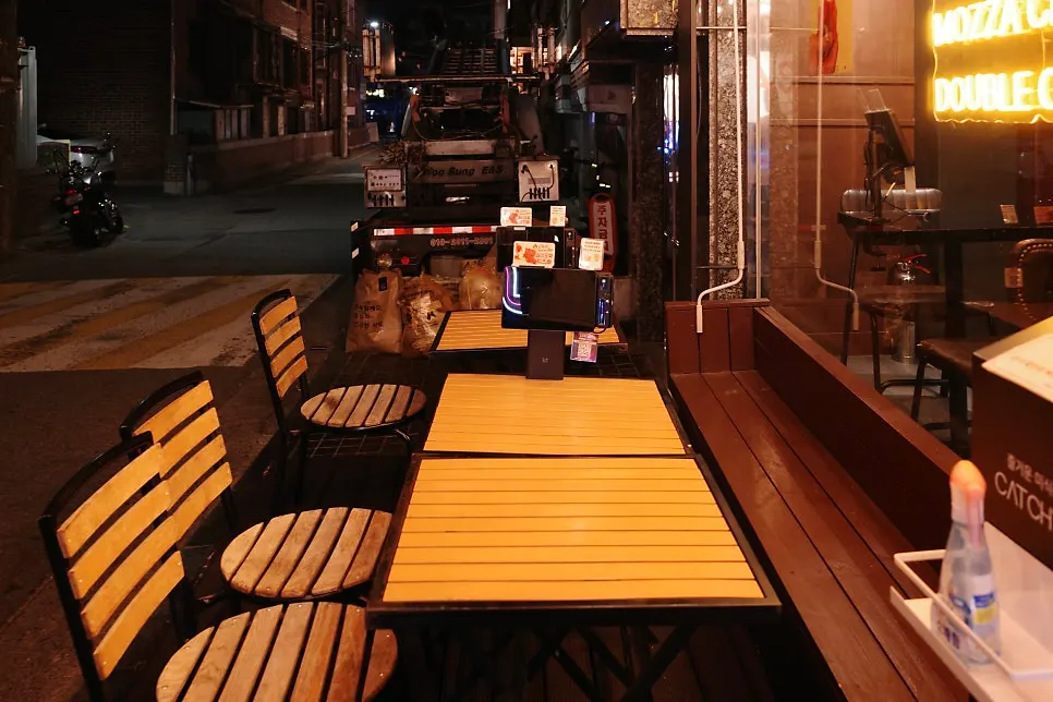 Outdoor terrace seating at Bas Burger Seongsu
