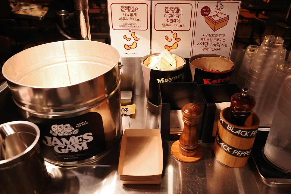 Chips and sauces at the Bas Burger self-bar