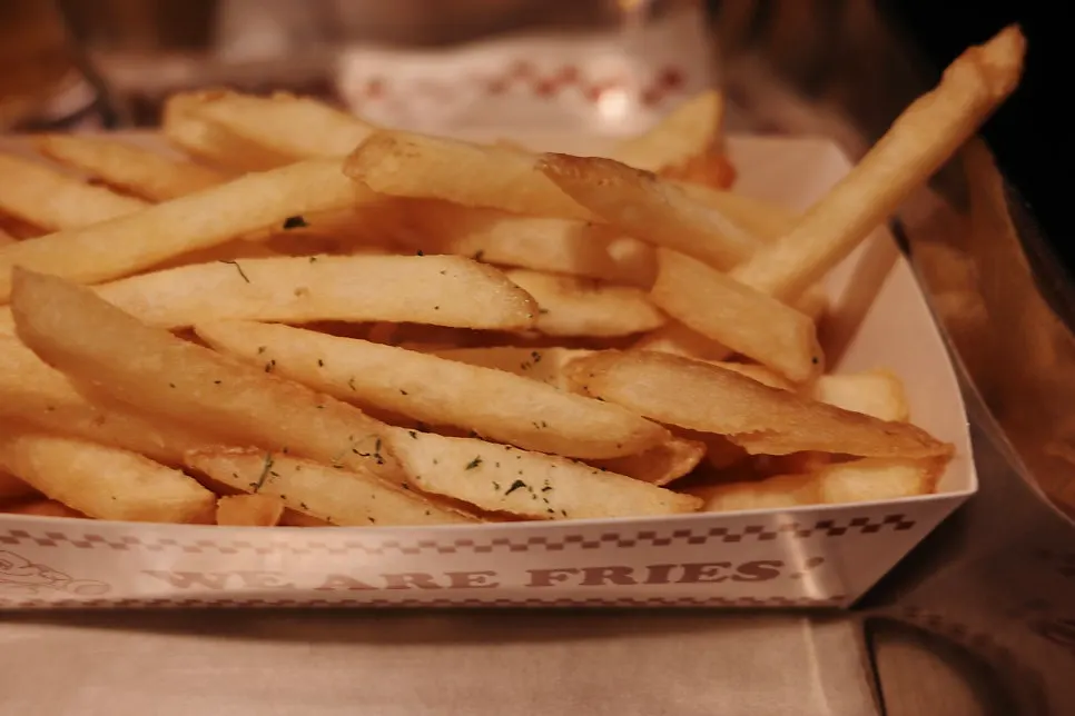 Freshly fried fries served with the burger set