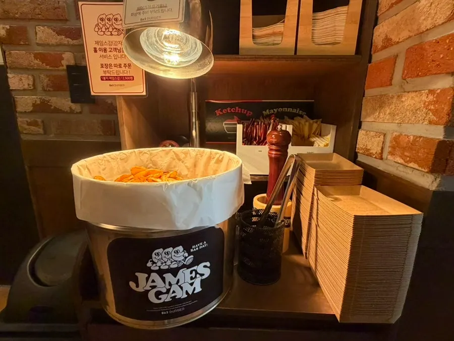 BAS Burger self-serve bar with potato chips