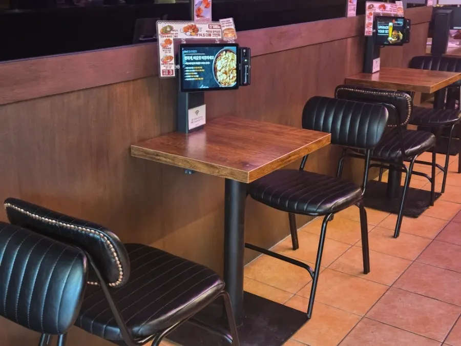Interior of BAS Burger Seonyudo, arranged mostly with 2-seat and 4-seat tables