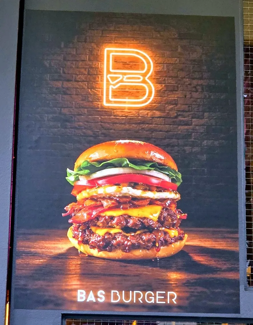 Closing shot of BAS Burger Seonyudo storefront