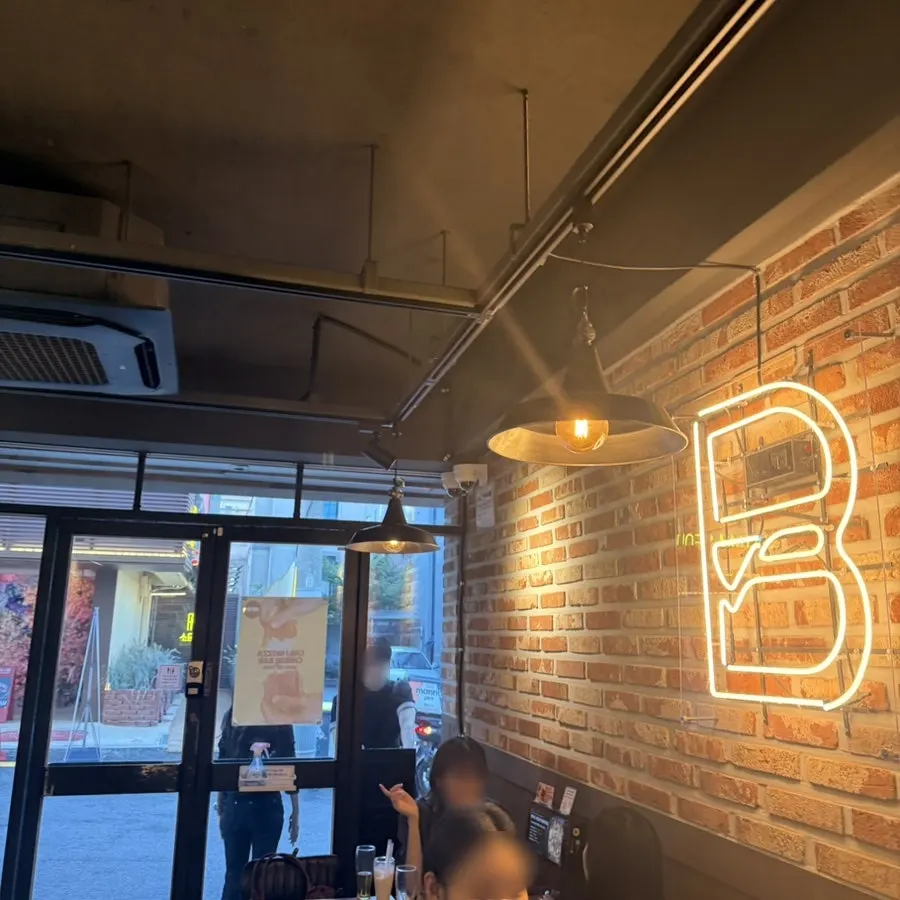 Interior seating at Bass Burger Sinyongsan
