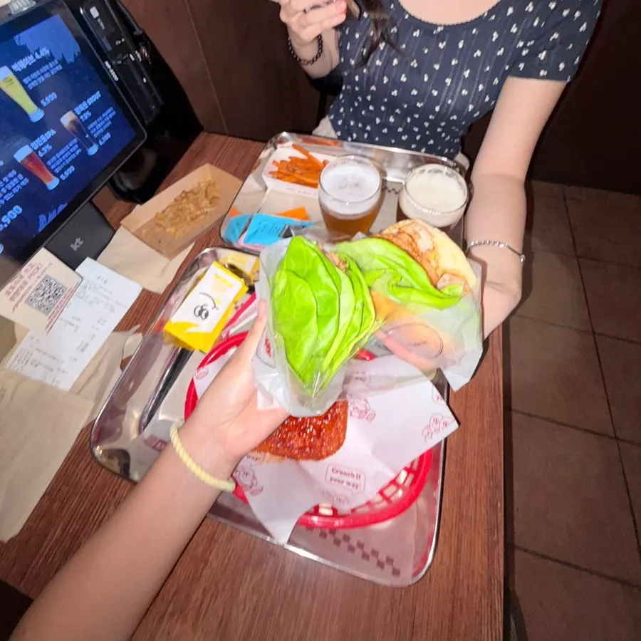 Table at Bass Burger Sinyongsan after finishing the meal