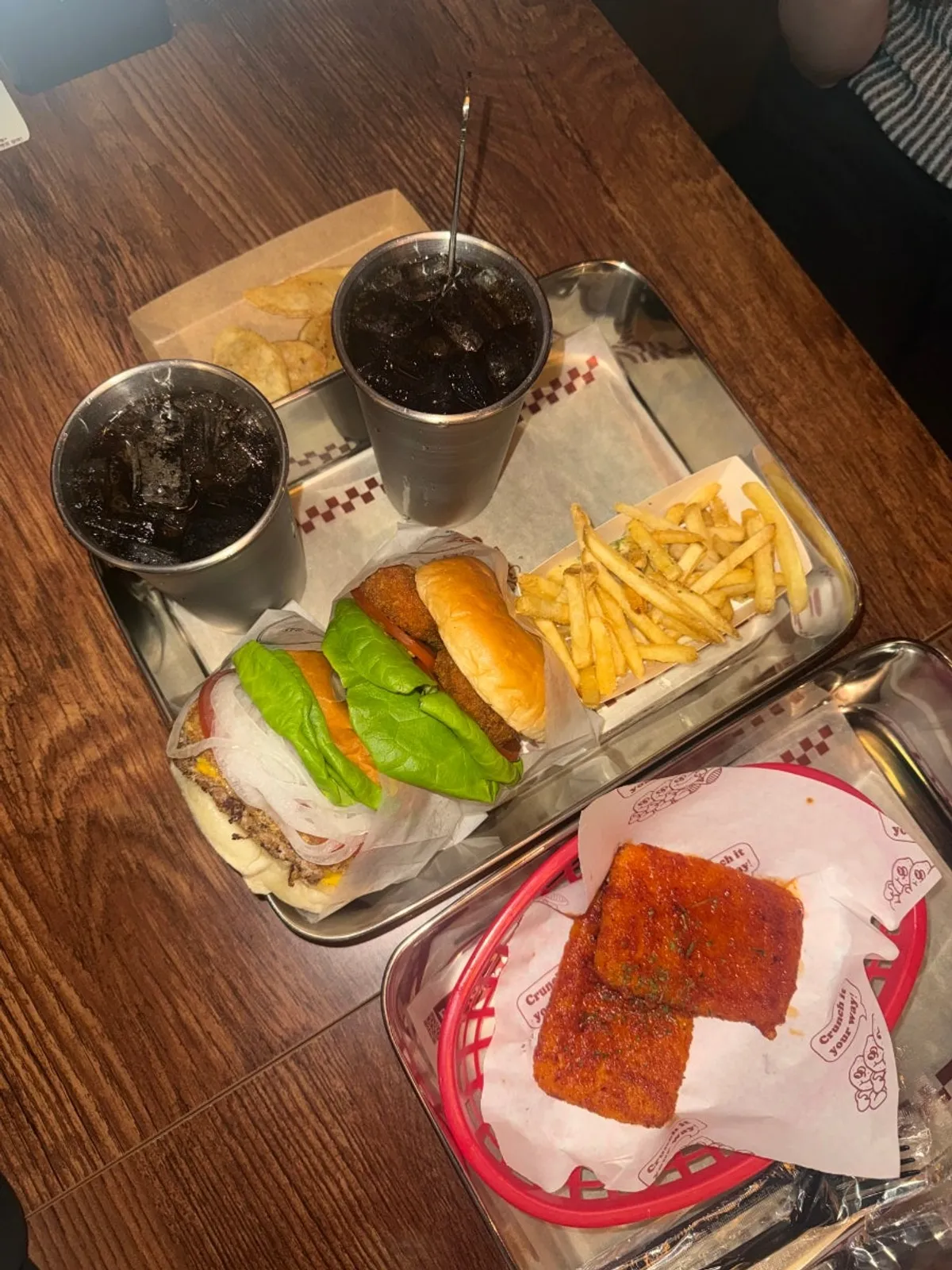 더바스버거와 스리라차 치즈버거 세트 상차림