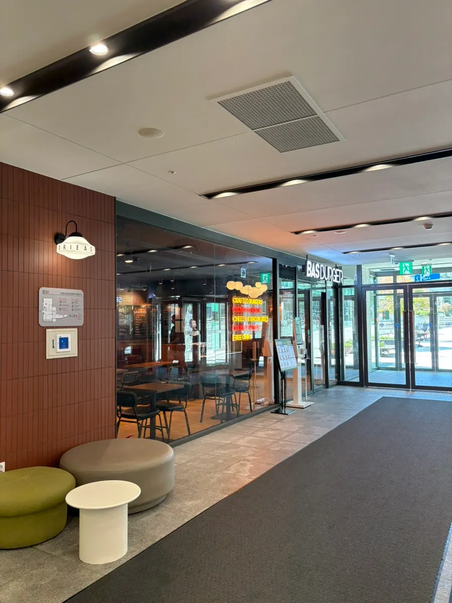 Exterior of Bas Burger in the Yonsei Cancer Hospital basement arcade