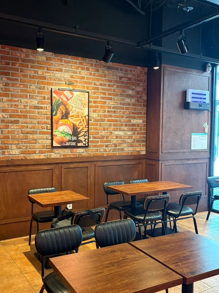 Seating and interior of Bas Burger Yonsei Cancer Hospital Branch