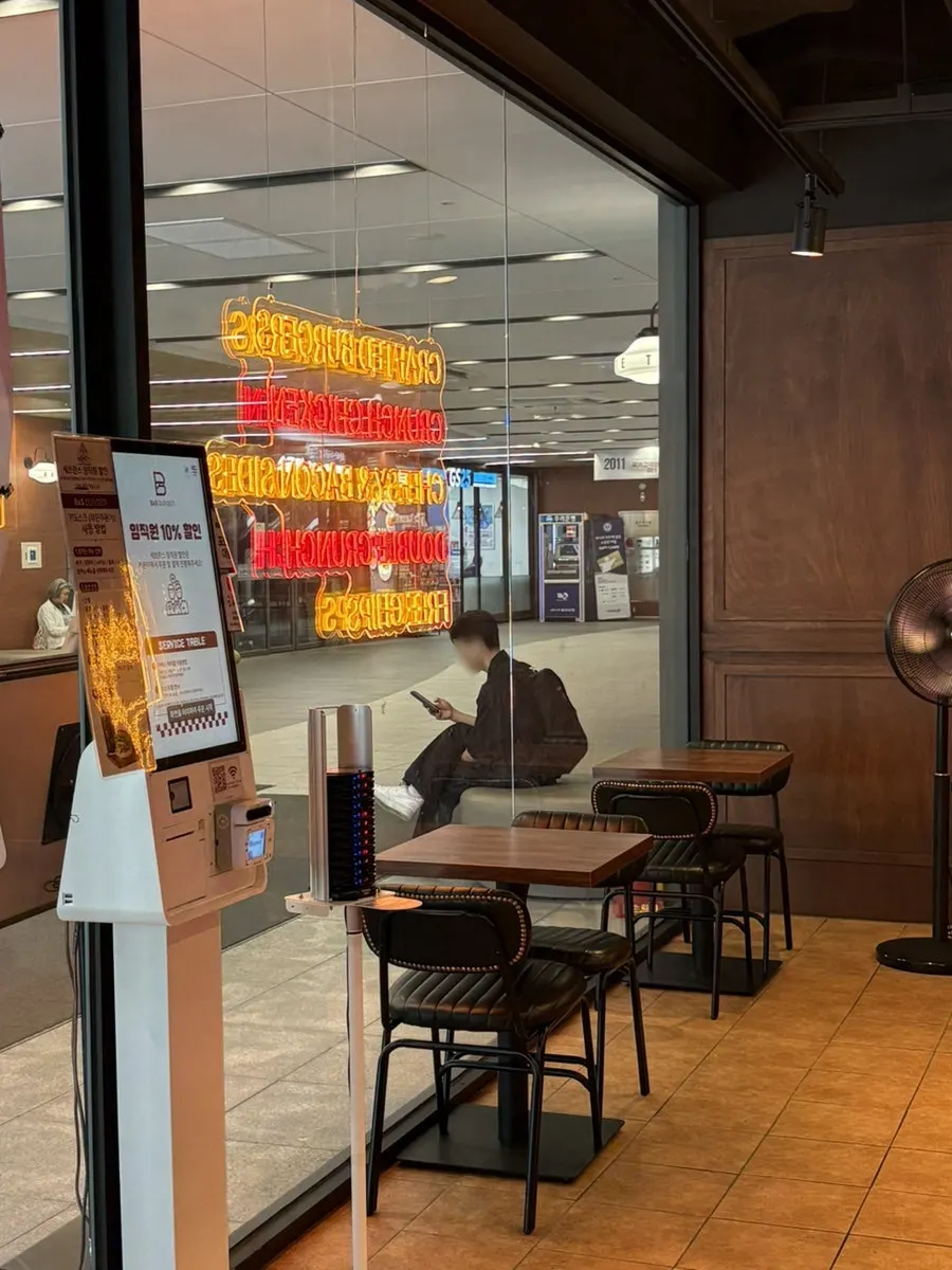 View around the counter at Bas Burger
