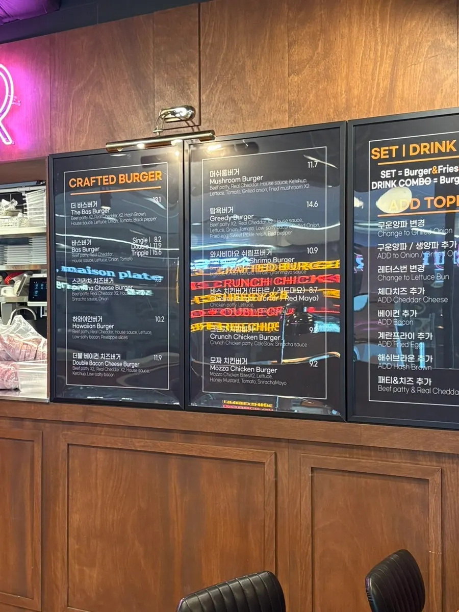 Interior view of Bas Burger Yonsei Cancer Hospital Branch