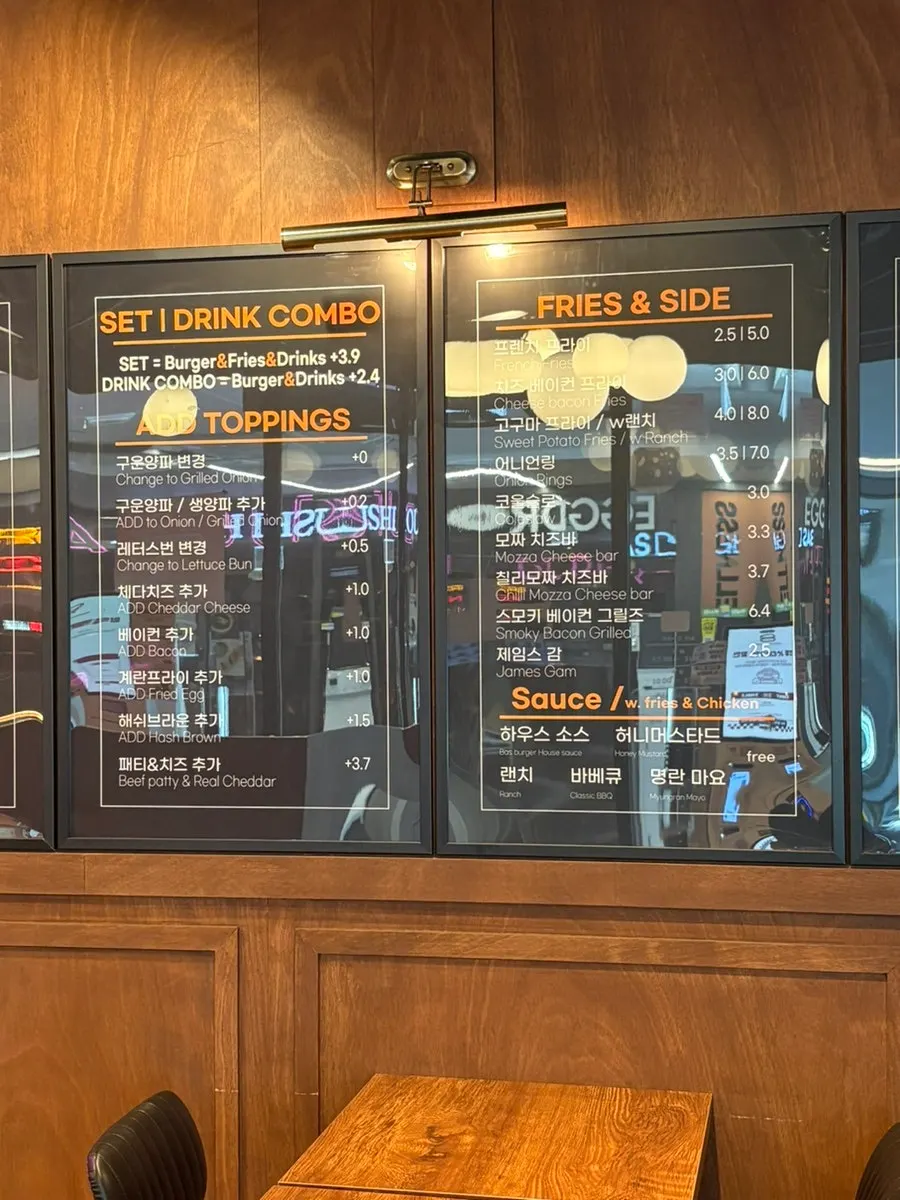 Atmosphere of the Bas Burger store inside the arcade