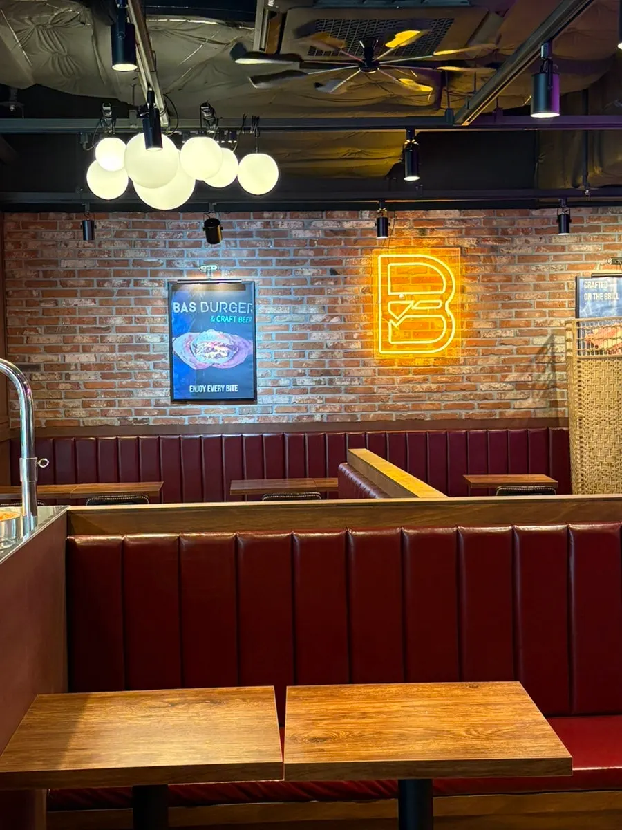 Bas Burger menu board and price range
