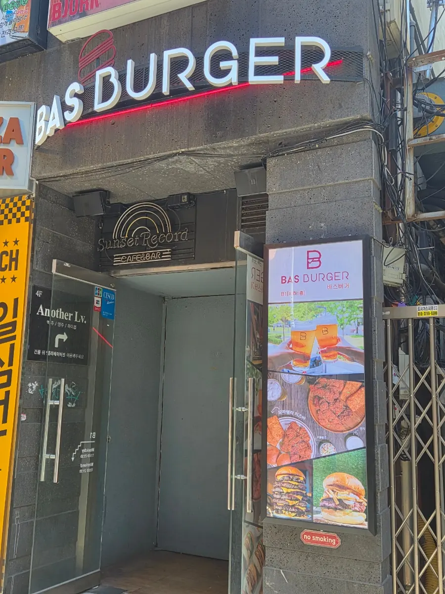 BAS Burger Euljiro Branch crowded with office workers at lunchtime