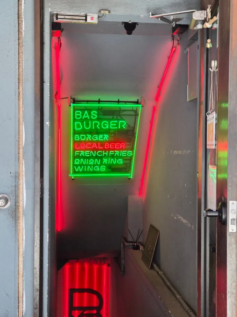 Table seating at BAS Burger Euljiro Branch