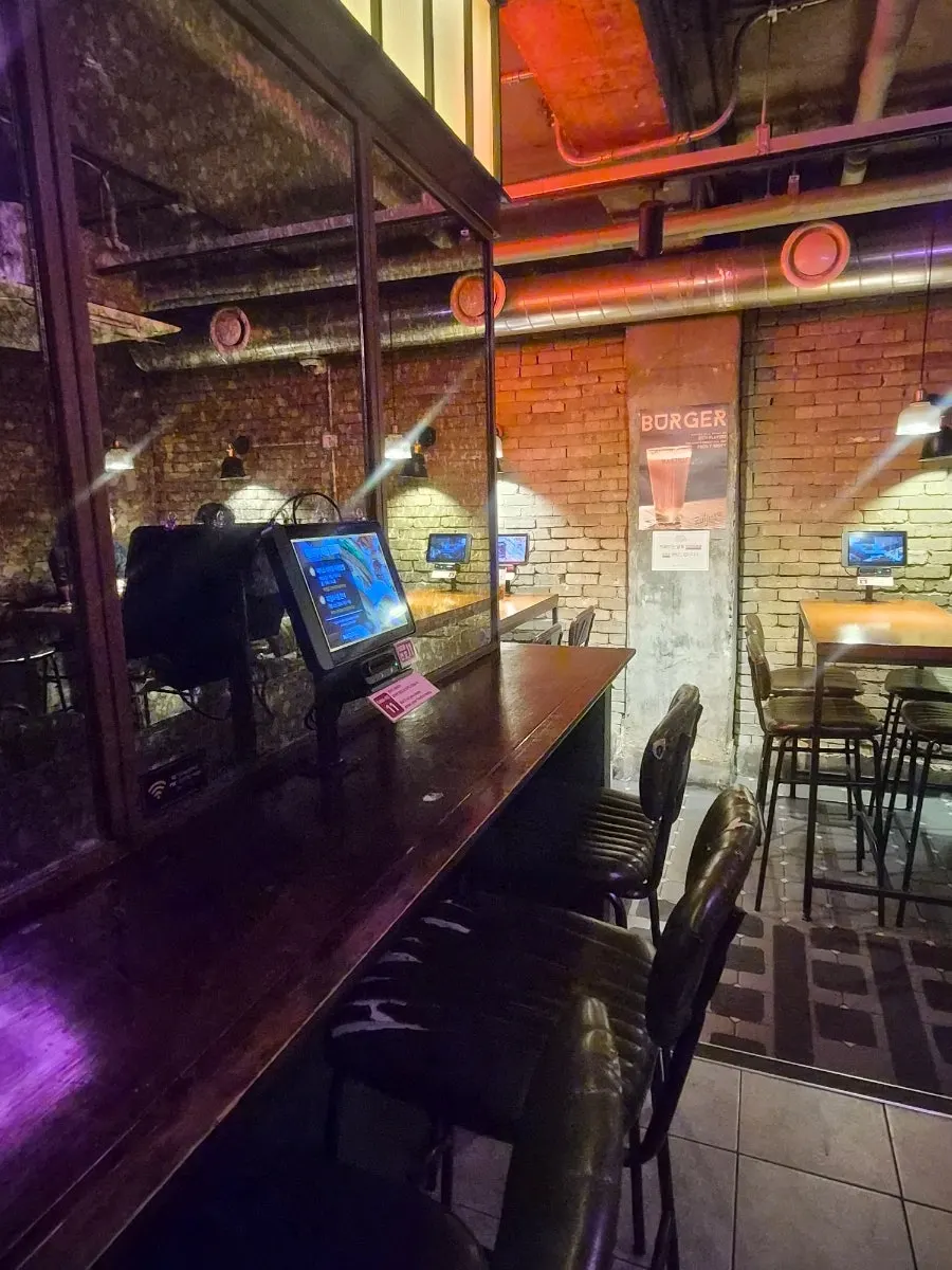 Interior design good for enjoying burgers and beer