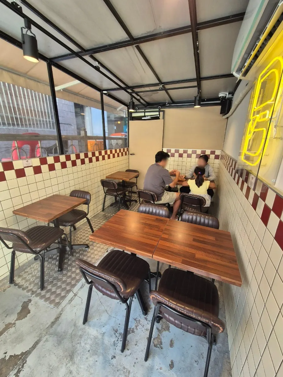Seating inside Bas Burger Jamwon Branch