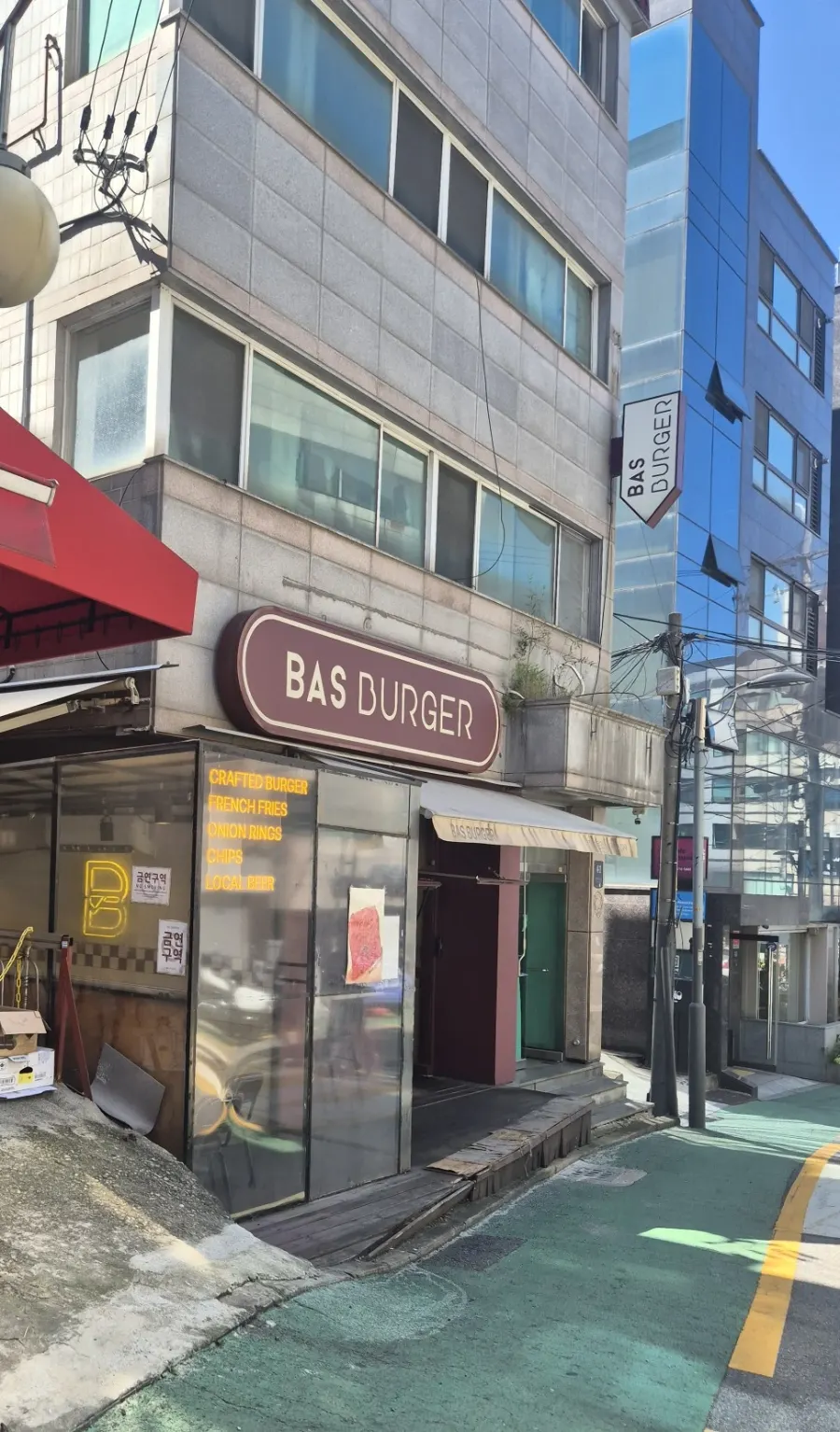 Exterior and entrance of Bas Burger Jamwon Branch