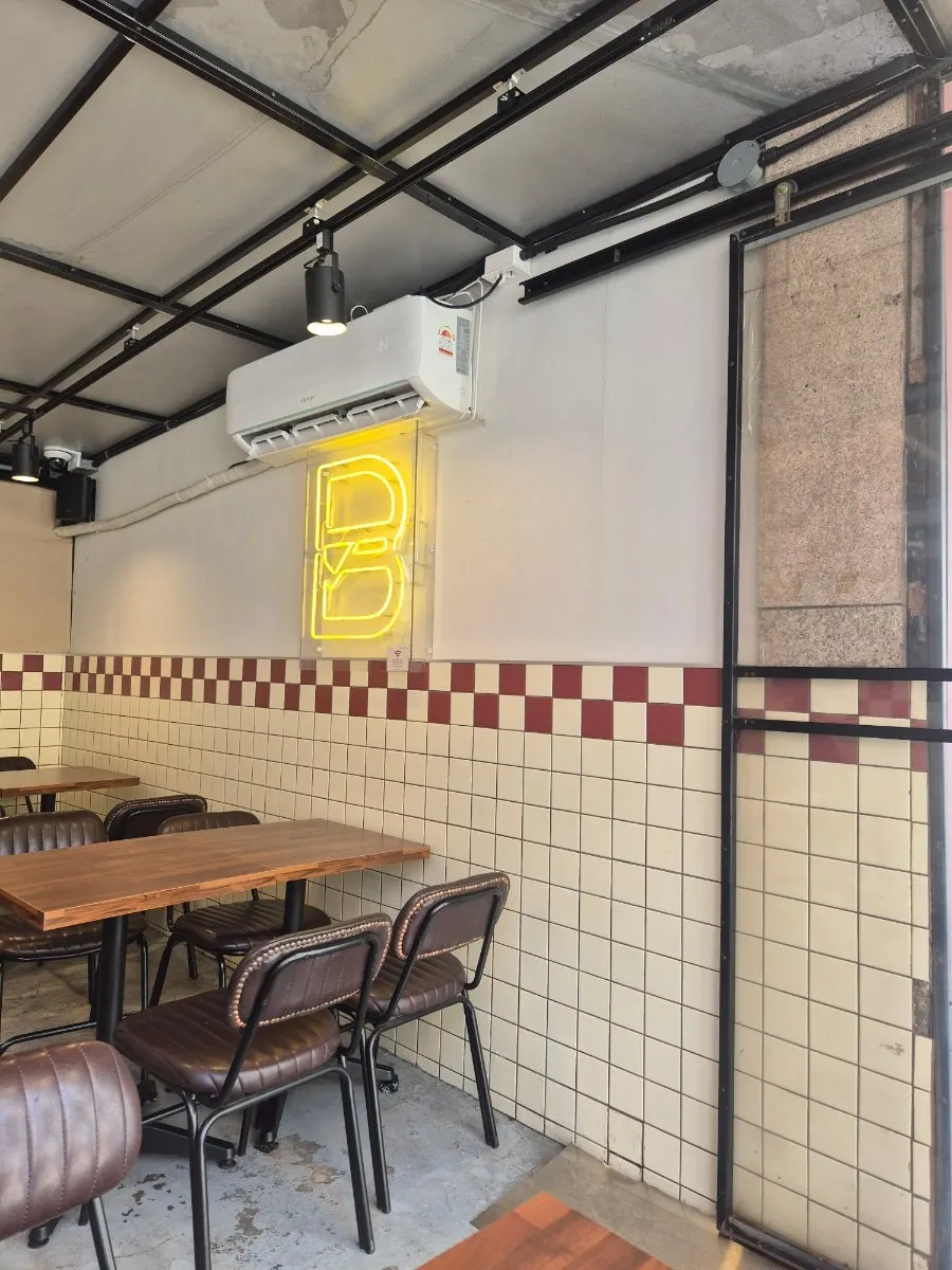 Seating at Bas Burger Jamwon Branch on a weekday afternoon