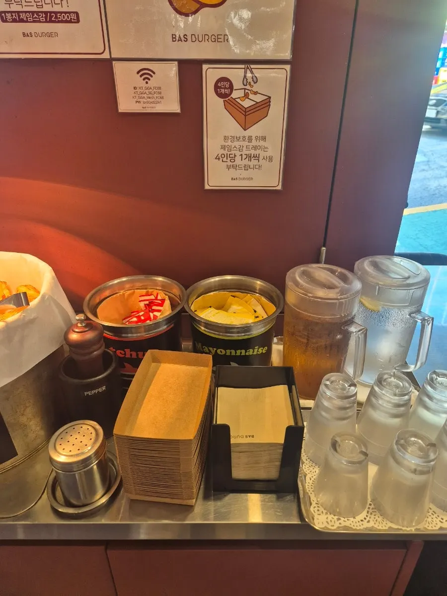 Self-serve bar for scooping chips at Bas Burger