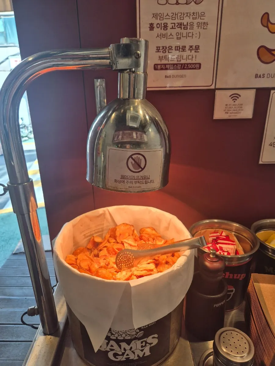 J's Potato chips from Bas Burger served on a plate