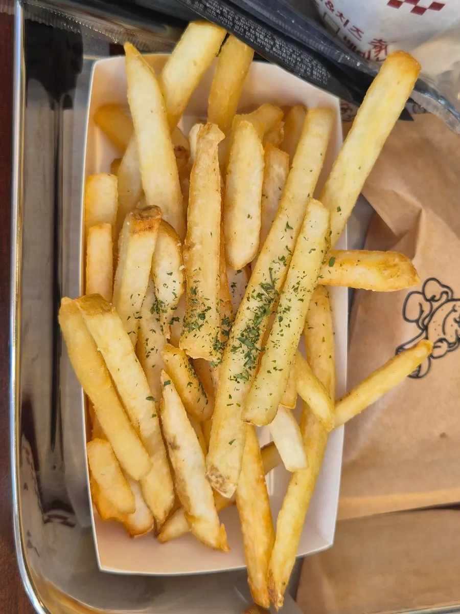 Chips with ketchup alongside the burger set