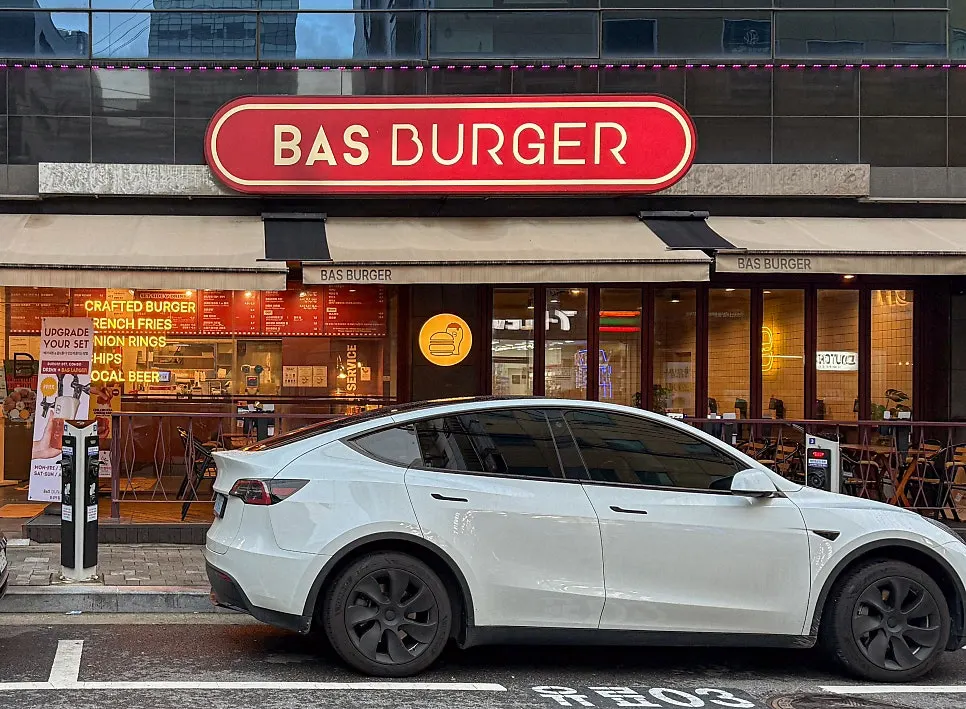 Public street parking area in front of Bas Burger Samseong Station Branch