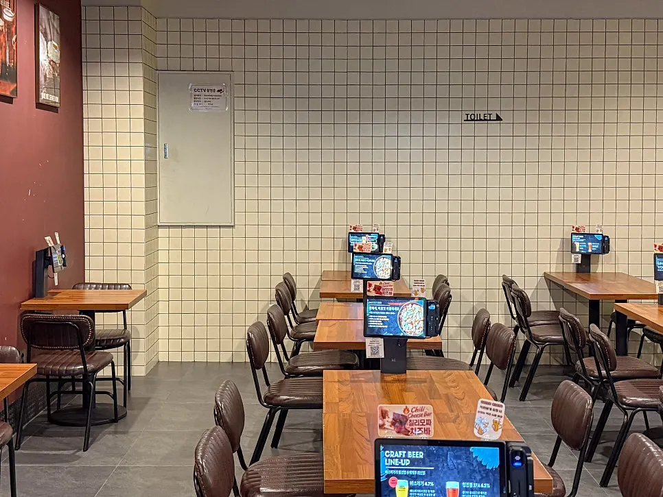 Casual interior of Bas Burger Samseong Station Branch
