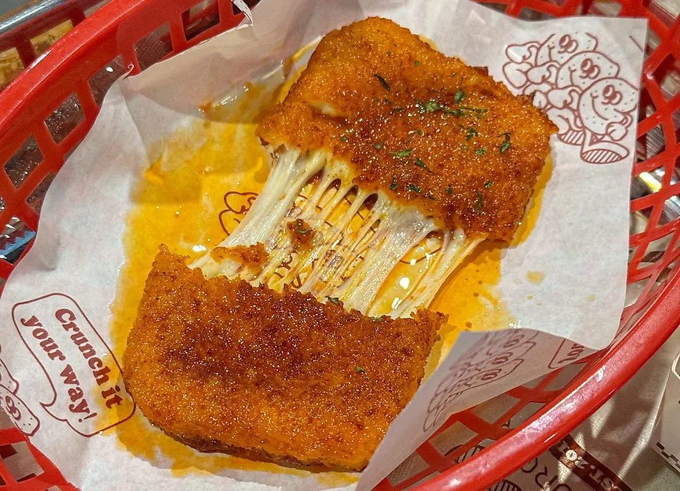 Stretchy melted cheese on the chili mozza cheese bar