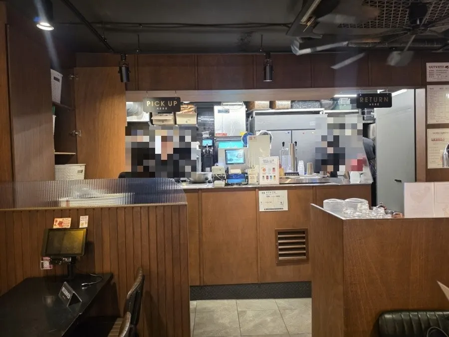 Table seating at Bas Burger Seongsu