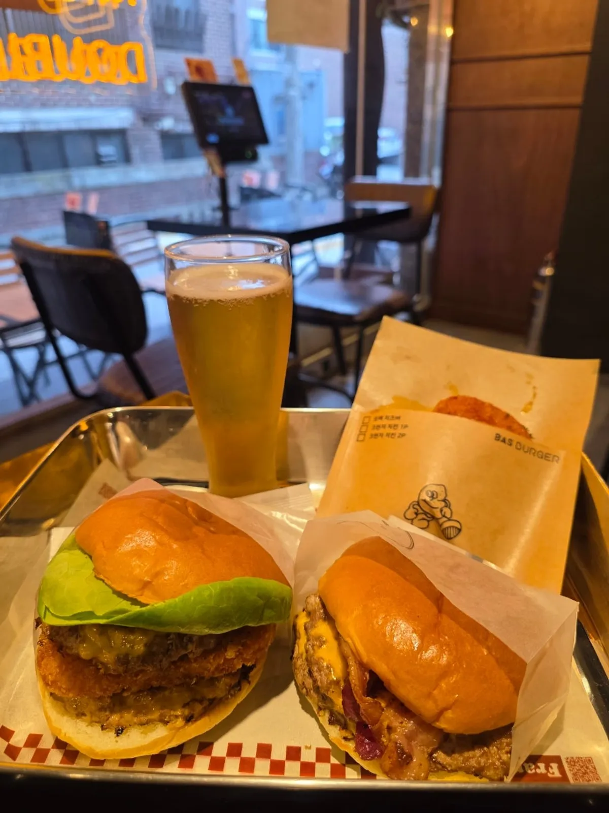 A glass of draft beer at Bas Burger Seongsu