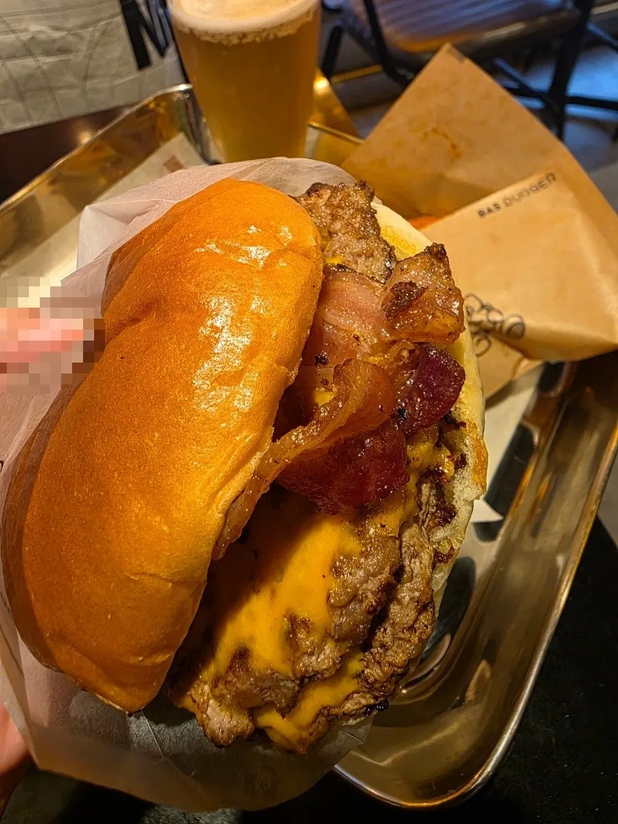 Cross-section of THE Bas Burger and its patty