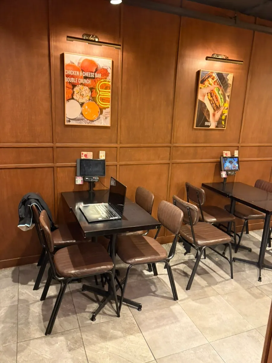 Family dining table at Bas Burger Seongsu