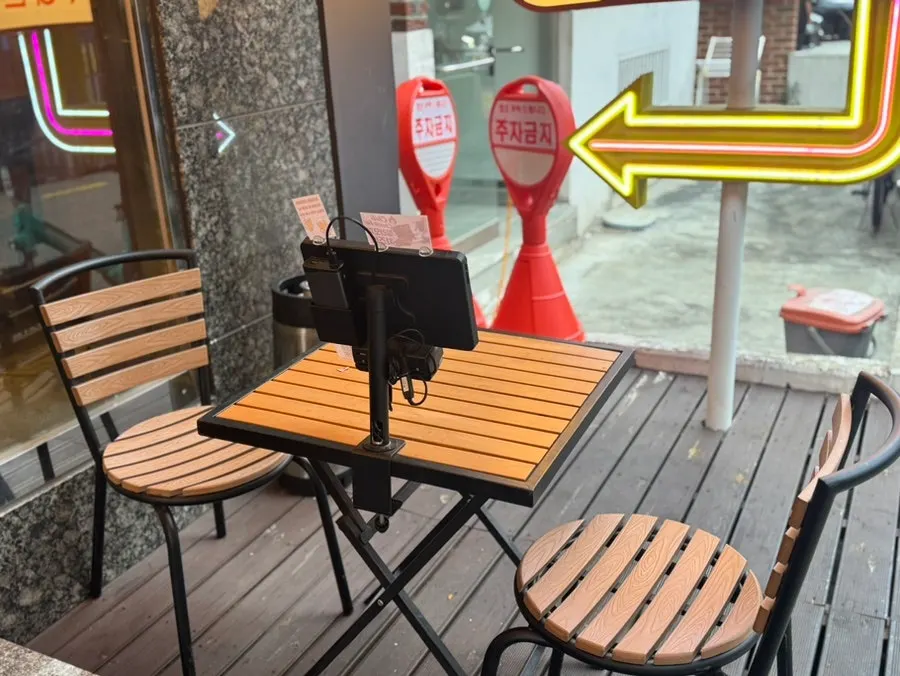 Street view around the entrance of Bas Burger Seongsu