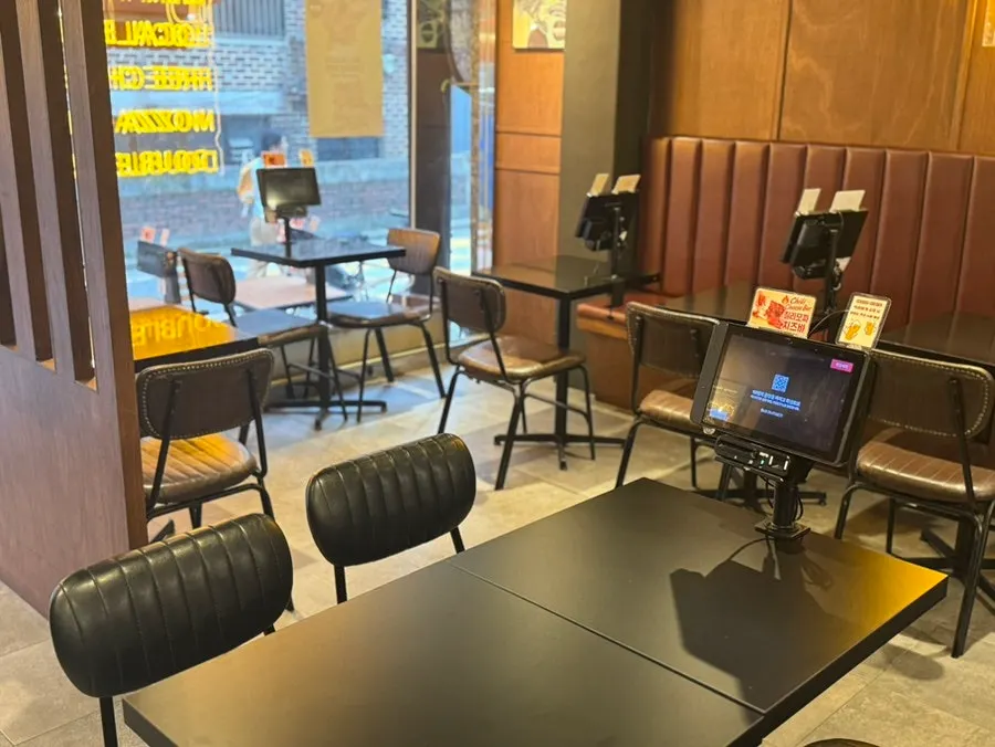 Outdoor table seating at Bas Burger Seongsu