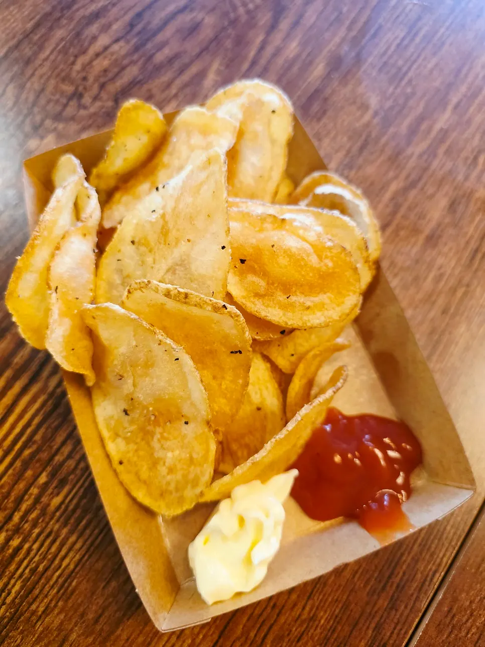 紙皿に盛られたジェームスポテトチップス