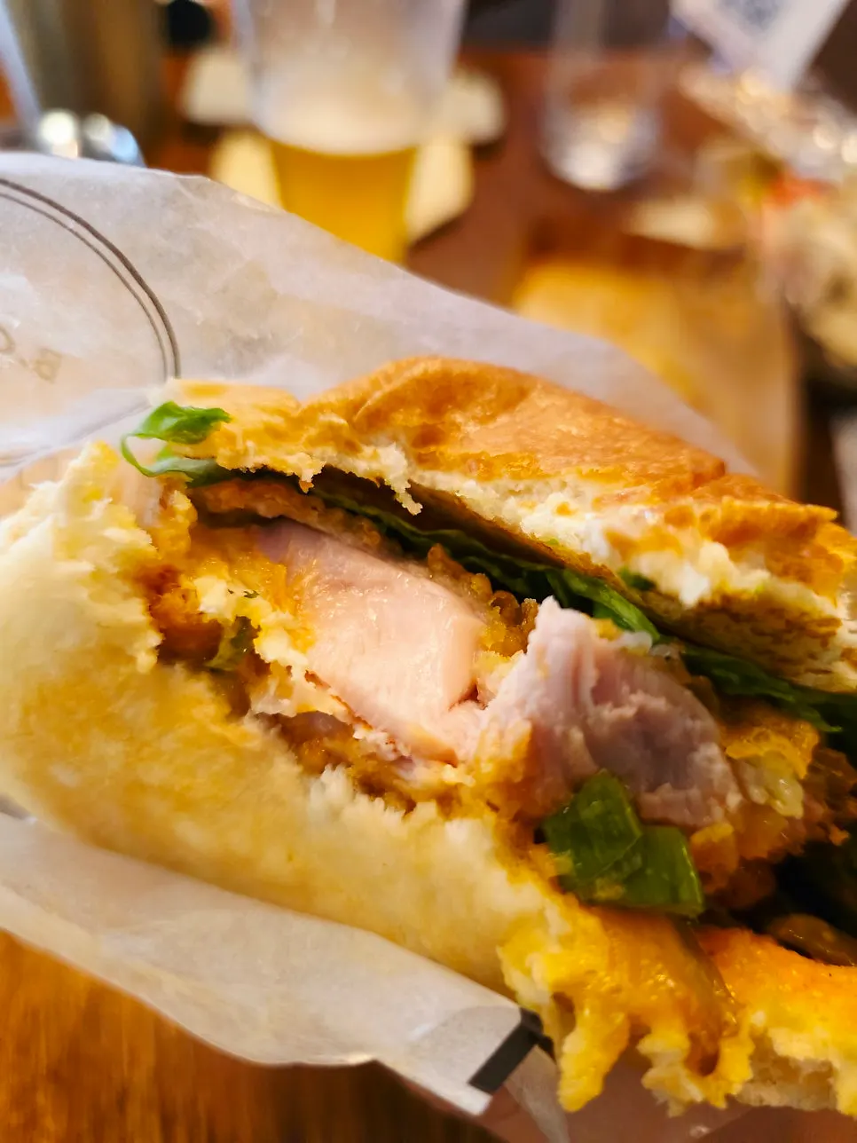 キョリコチュソースを添えたチキンバーガーの断面