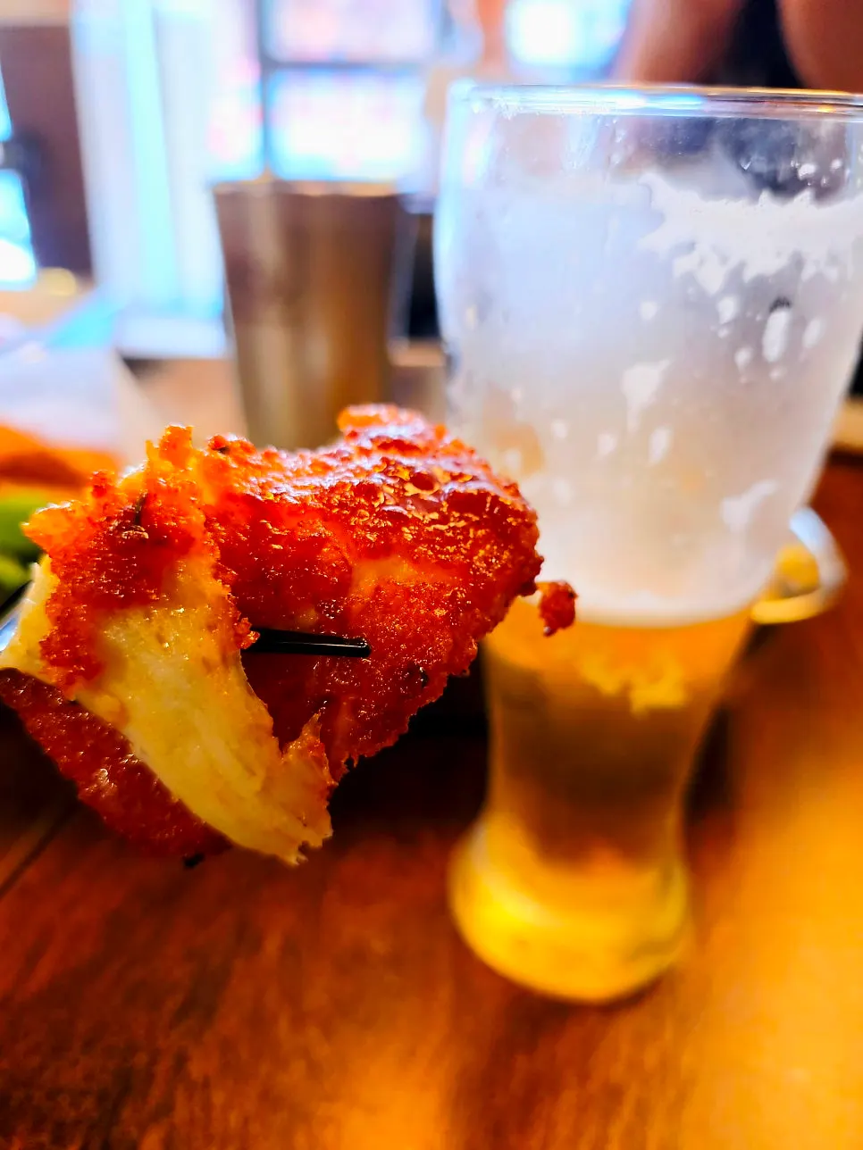 チリモッツァチーズバーと生ビールの組み合わせ